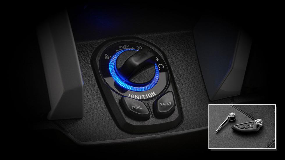 Διαθέτει keyless σύστημα, με πλήρη λειτουργικότητα ακόμη και χωρίς μπαταρία στον πομπό.

